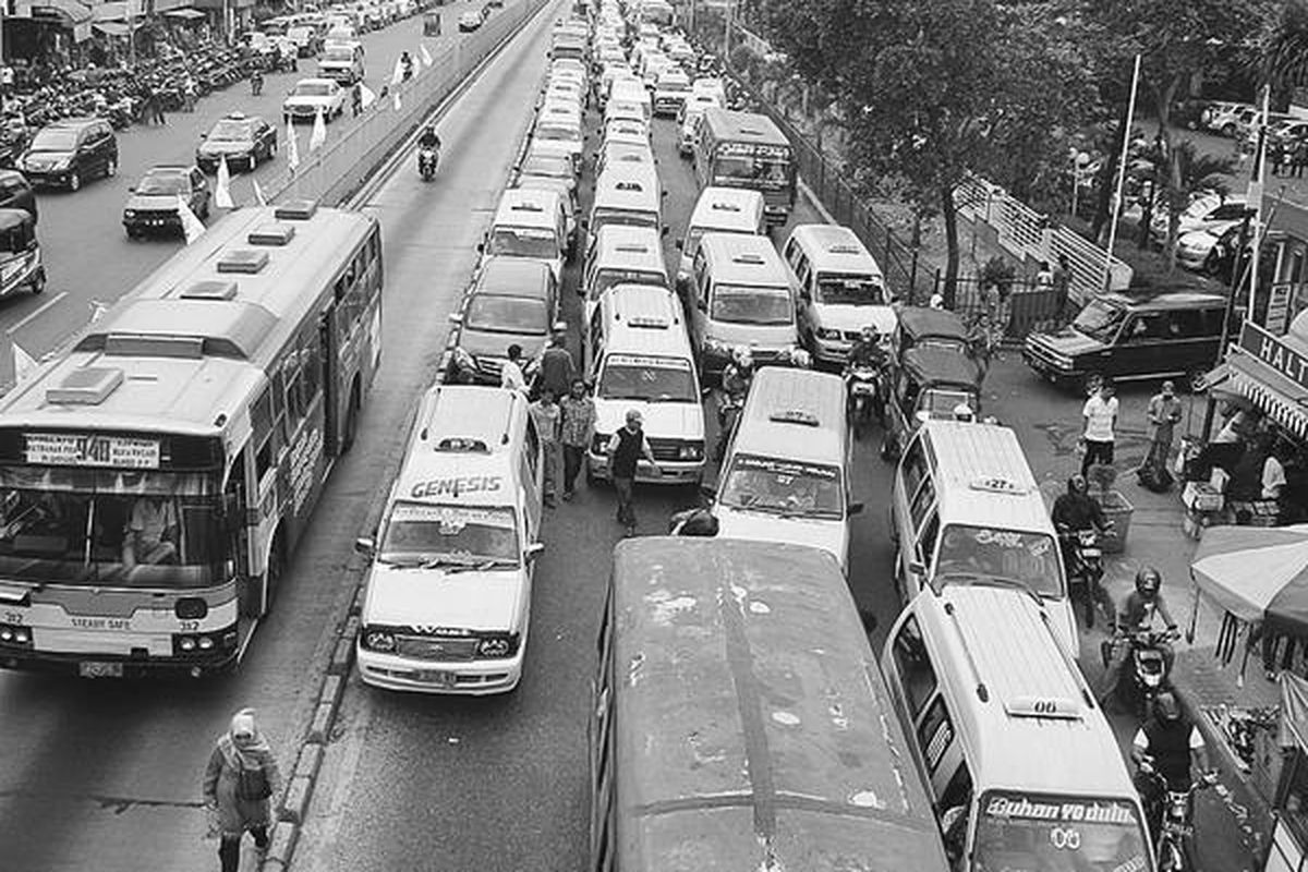 Walaupun petugas kepolisian dan dinas perhubungan terus-menerus berupaya mensterilkan jalur busway, masih banyak warga masyarakat yang menyerobot jalur tersebut. Tampak sebuah bus dan motor menyerobot jalur busway di depan Pasar Regional Jatinegara, Jalan Matraman Raya, Jakarta Timur, Minggu (2/10).