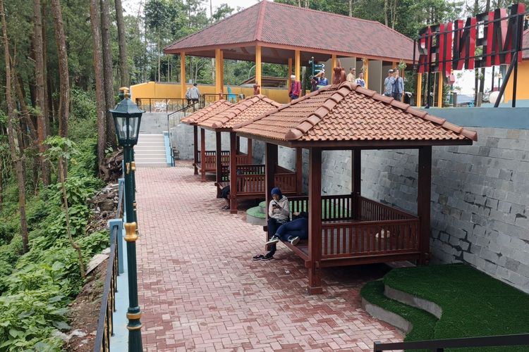 Tempat bersantai di Telaga Menjer, Garung, Wonosobo, Jawa Tengah.