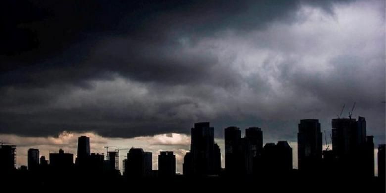Awan cumulonimbus menggelayut di langit Jakarta, Minggu (4/12). Dalam sepekan ini hingga pertengahan minggu ini, sebagian wilayah Indonesia, termasuk Jakarta dan sekitarnya, berpotensi diguyur hujan lebat disertai angin kencang dan petir. Badan Meteorologi, Klimatologi, dan Geofisika meminta semua masyarakat waspada. 