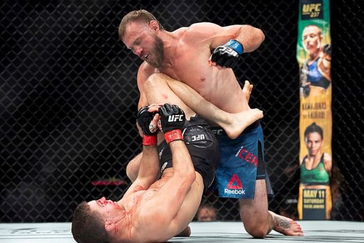 Donald Cowboy Cerrone (kanan) menghajar Al Iaquinta