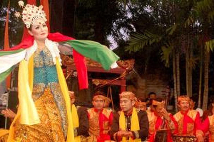 Tarian Tarawangsa dari Sumedang, Jawa Barat, hadir dalam Denpasar Festival 2014 di Denpasar, Bali, Rabu (31/12/2014).