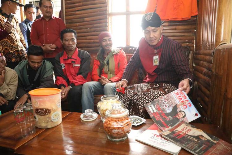 Gubernur Jateng Ganjar Pranowo menyerahkan langsung bantuan kepada lima penerima di rumah Ketua Ranting PDI Perjuangan, Sumarwan, Kecamatan Kertek, Kabupaten Wonosobo, Kamis (29/12/2022).