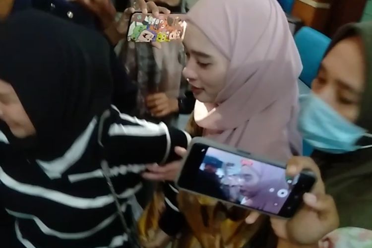 Inara Rusli yang masih berstatus istri penyanyi Virgoun saat keluar dari ruang sidang mediasi perceraiannya di Pengadilan Agama Jakarta Barat, Rabu (7/6/2023).