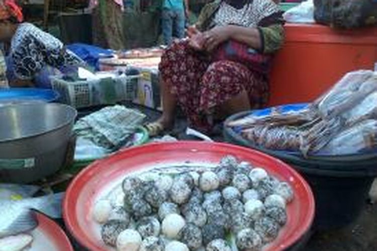 Telur penyu yang dijual di Pasar Tradisional di Mataram. 