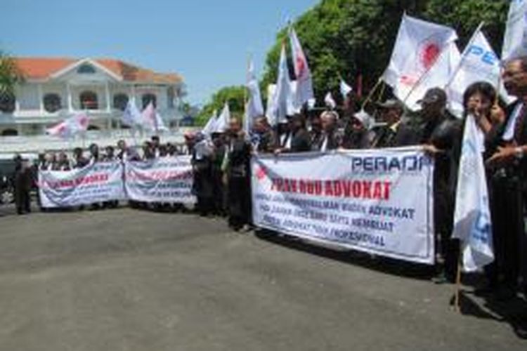 Demo Advokat di halaman Gedung DPRD Banyuwangi Senin (22/9/2014)