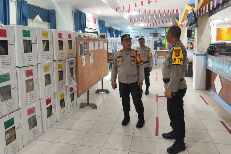 Petugas Kepolisian melakukan patroli di lingkungan penyimpanan kotak suara, di Kantor Kecamatan Payung Sekaki, Pekanbaru, Riau, Jumat (16/2/2024).