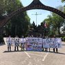 Mahasiswa Bentangkan Spanduk 