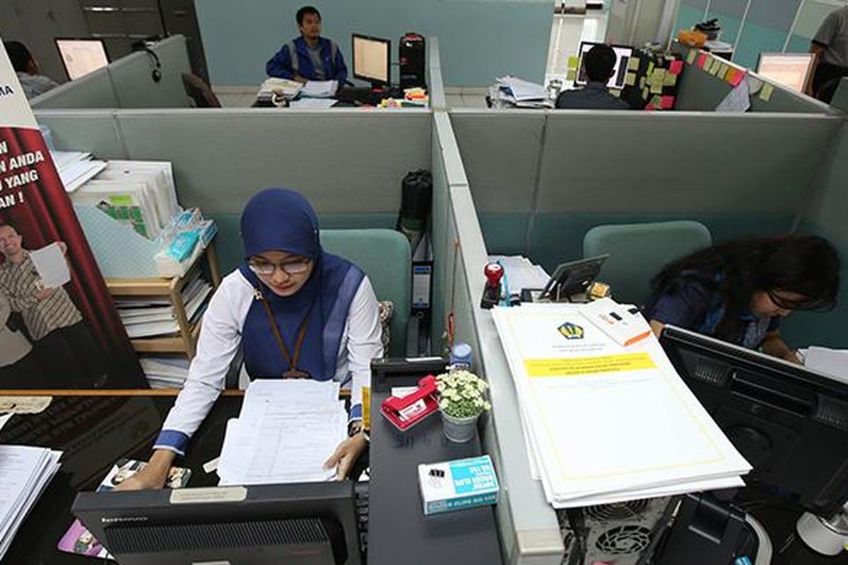 Pegawai pajak meneliti kebenaran isi laporan surat pemberitahuan tahunan (SPT) wajib pajak di Kantor Pelayanan Pajak Pratama Jakarta, Pasar Minggu, Kamis (21/4/2016). 