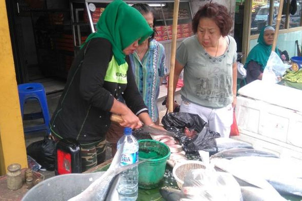 Pembeli sedang menawar ikan bandeng jumbo di Pasar Bandeng Rawa Belong.