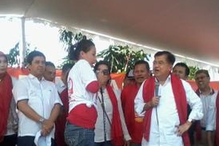 Cawapres Jusuf Kalla saat mendengarkan keluhan para buruh lapangan sepak bola poral jalan kerkop cihapit selatan, Cimahi Jawa Barat, Sabtu (21/6/2014).