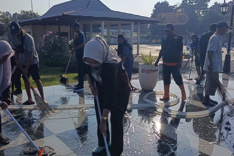 Puluhan PKL Gotong Royong Bersihkan Alun-alun Lumajang, Bupati Ikut Mengepel