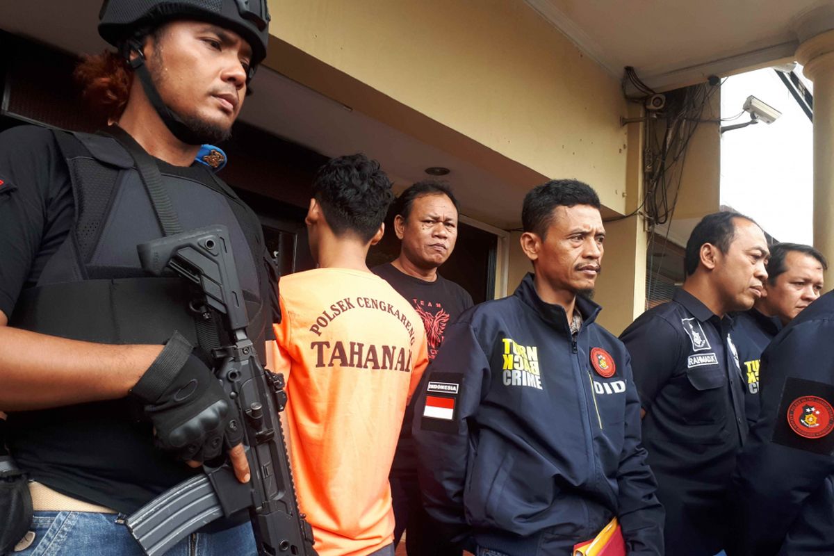 Tersangka PI (rompi oranye) yang tega menganiaya ayahnya Abdurachman (60) hingga tewas. Foto diambil di Polres Jakarta Barat, Kamis (31/1/2019).