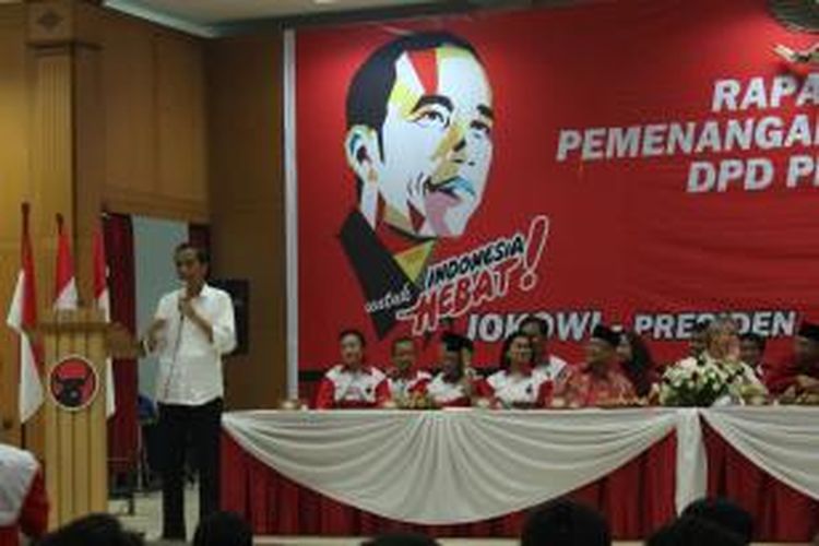Bakal capres PDI-P, Joko Widodo, memberikan orasi politik di depan pimpinan DPC PDI-P se-Jawa Tengah di Kota Semarang, Minggu (4/5/2014). 