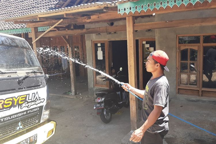 Tri Widodo alias Gotrek Saat Mencuci Truk Di depan Rumahnya di Dlingo Bantul Rabu (26/8/2020)