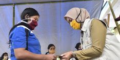 Di Tengah Pandemi Covid-19, Bupati Luwu Utara Salurkan Bantuan PKH dan Sembako