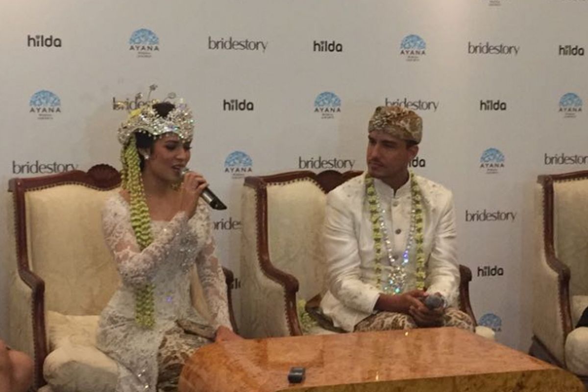 Raisa Andriana dan Hamish Daud saat menggelar konferensi pers tentang pernikahannya di Jasmine Meeting Room di Hotel Ayana MidPlaza Jakarta, Minggu (3/9/2017).