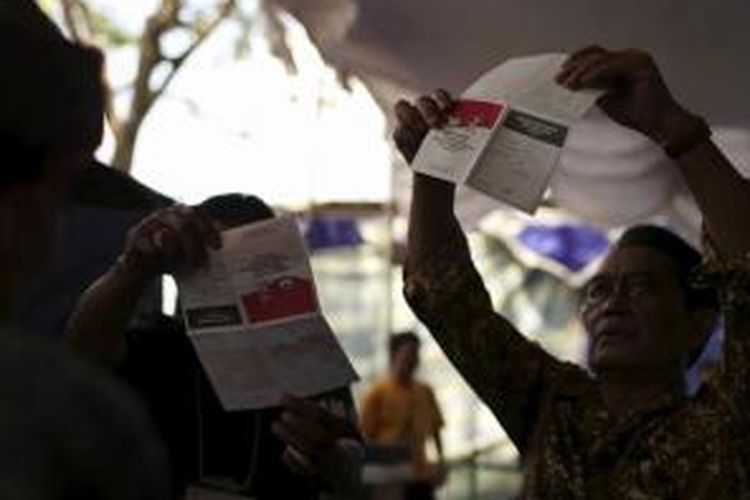 Petugas TPS 020 Manggarai, Jakarta Selatan, menghitung suara suara usai pencoblosan Pemilihan Presiden 2014, Rabu (9/7/2014).