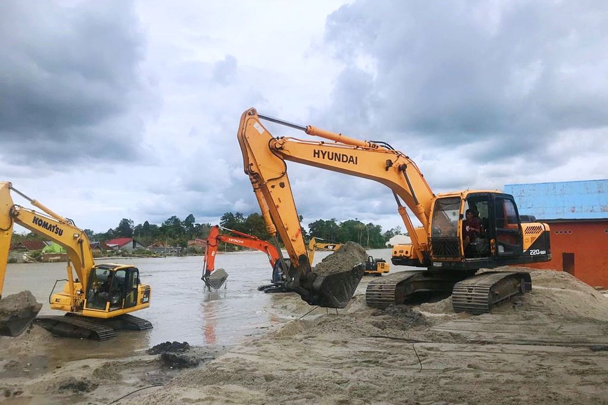 Pengerukan sedimentasi di Sungai Masamba