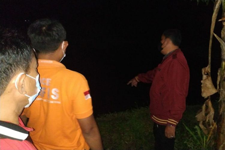 Polisi menunjukkan kolam ikan koi di Desa Bendosewu, Kecamatan Talun, Kabupaten Blitar dimana bocah berusia 1,5 tahun bernama Fajar Romdoni ditemukan tewas mengambang pada akhir pekan lalu, Sabtu (12/2/2022) petang.