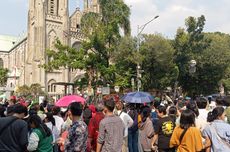 Warga Tumpah Ruah di Depan Katedral untuk Sambut Paus Fransiskus 