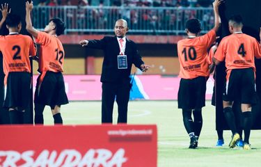 Fetish patentli teri tizzadan yuqori botinkalar Anal jinsiy aloqa anusning birga osishiga olib keladimi?