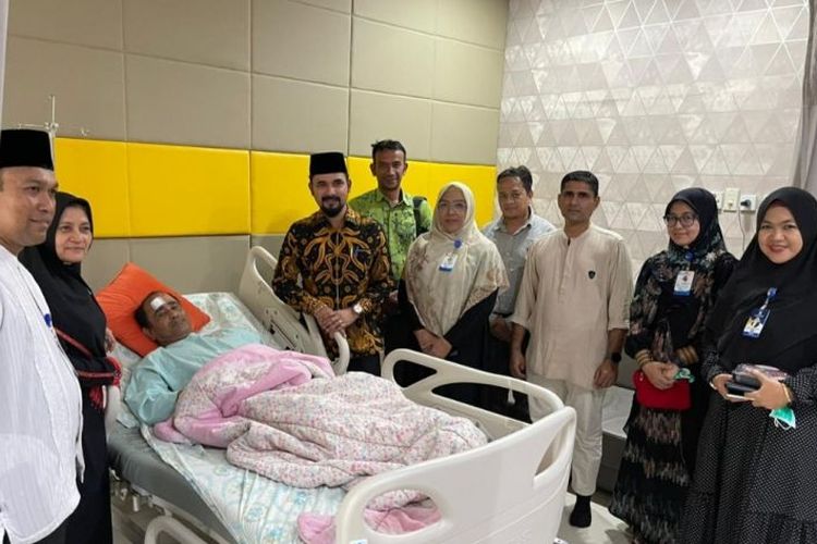 Anggota DPRA Dapil Aceh Timur Iskandar (batik) bersama rombongan dan tim RSUZA saat menjenguk Pj Bupati Aceh Timur Mahyuddin, di Banda Aceh, Jumat (10/3/2023). 