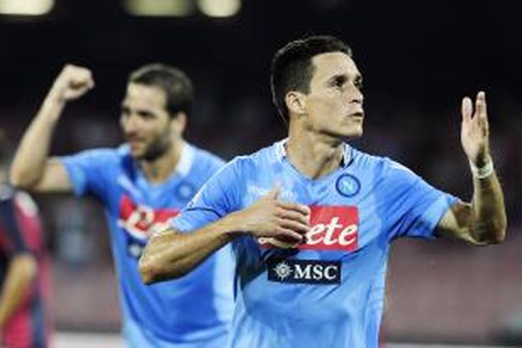 Striker Napoli Jose Maria Callejon merayakan keberhasilannya mencetak gol ke gawang Bologna pada pekan pertama Serie-A, Minggu (25/8/2013). Napoli menang 3-0.