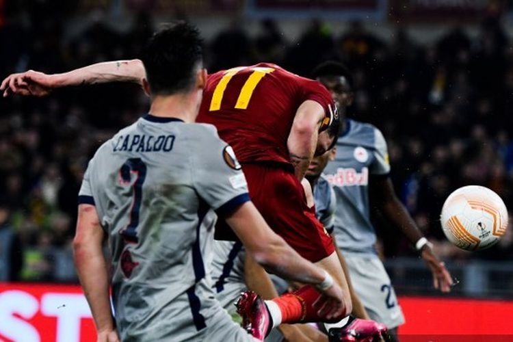 Striker AS Roma Andrea Belotti melepas tandukan yang bersarang di gawang RB Salzburg pada laga playoff knock out Liga Europa 2022-2023 di Stadion Olimpico, Roma, Jumat (24/2/2023) dini hari WIB.