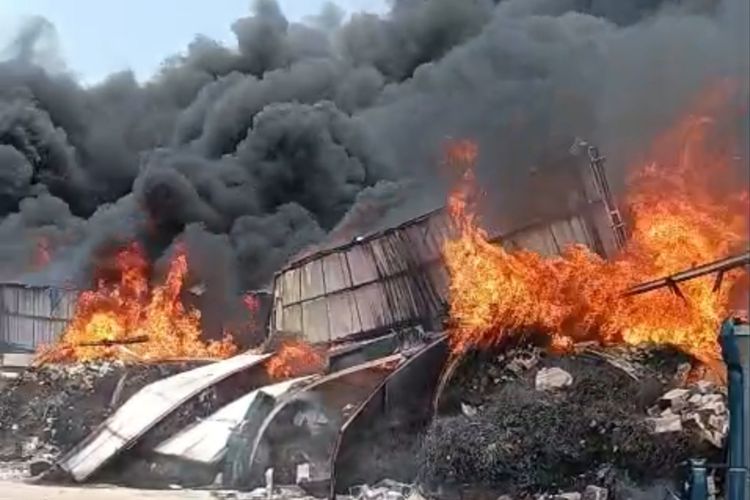 26 Gudang Terbakar di Tangerang Dekat Bandara Soetta, Penerbangan Dipastikan Tetap Normal