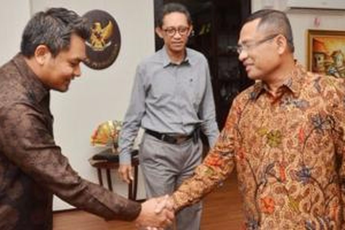 Menteri Perindustrian Saleh Husin (kanan) menerima kunjungan dari Presiden Direktur Dyandra Promosindo Ery Erlangga (kiri) didampingi Dirjen Industri Logam, Mesin, Alat Transportasi, dan Elektronika I Gusti Putu Suryawirawan (tengah) di Jakarta Selatan, Kamis (7/1/2016).