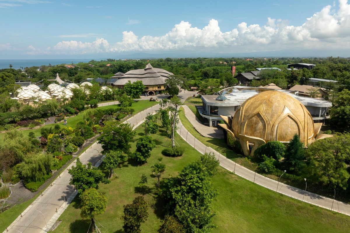 Bangunan Luna Beach Club Nuanu, di Kabupaten Tabanan, Bali. 