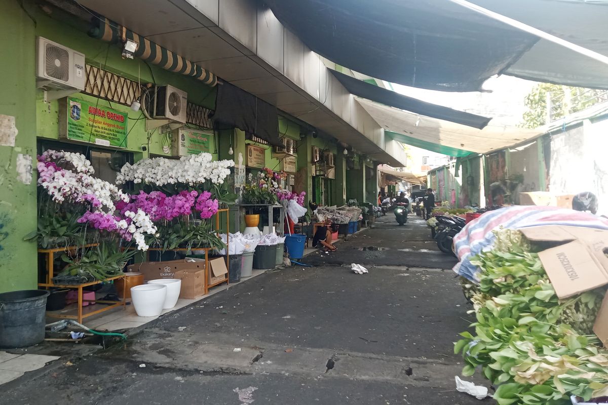 Tampilan pintu samping gedung blok A dan blok B di Pasar Bunga Rawa Belong yang menjual beragam jenis bunga segar, Senin (22/1/2024).