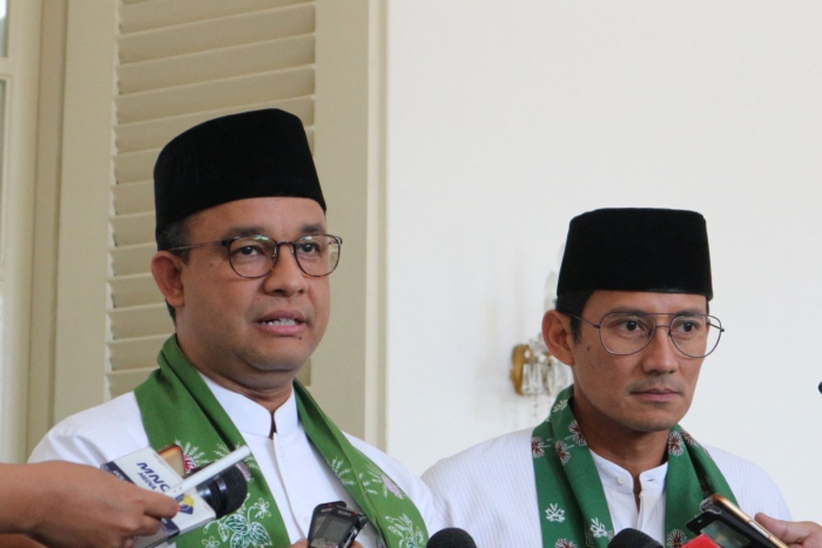 Gubernur dan Wakil Gubernur DKI Jakarta, Anies Baswedan-Sandiaga Uno usai makan siang bersama Wakil Presiden Jusuf Kalla di Istana Wakil Presiden, Jakarta, Kamis (26/10/2017). 