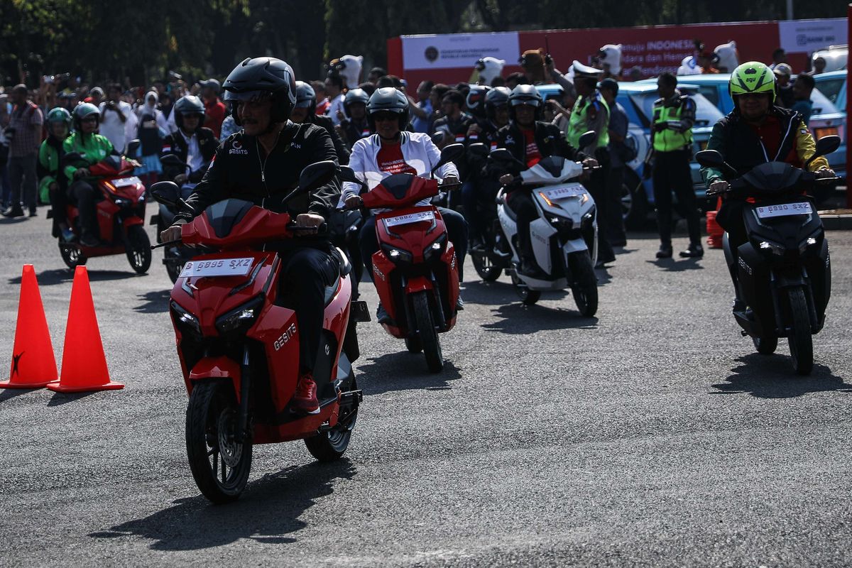 Menko Maritim Luhut Binsar Panjaitan (kiri depan) mengendarai motor listrik di arena Pameran Kendaraan Listrik Masa Depan, kawasan Monas, Jakarta Pusat, Sabtu (31/8/2019). Kegiatan tersebut mengangkat tema Menuju Indonesia Bersih Udara dan Hemat Energi dengan Kendaraan Listrik.