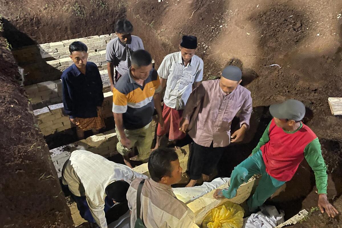 Sejumlah kerabat dan tetangga korban kecelakaan maut rombongan pengantar umrah di Gresik, menangis histeris saat 7 ambulan pembwa jenazah tiba di Dusun Kedungsari, Desa Tuwiri Wetan, Kecamatan Merakurak, Kabupaten Tuban, Jawa Timur, Kamis (10/4/2025).