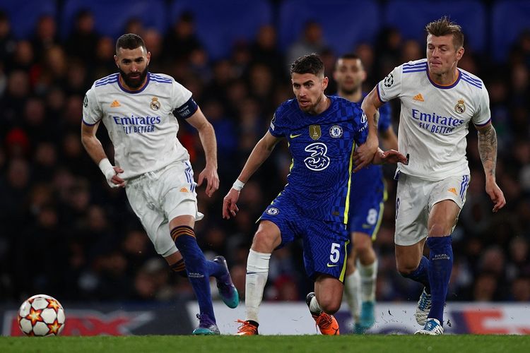 Striker Real Madrid Karim Benzema (kiri), gelandang Chelsea Jorginho (tengah) dan gelandang Madrid Toni Kroos dalam pertandingan leg pertama perempat final Liga Champions  antara Chelsea vs Madrid di Stadion Stamford Bridge di London, pada 6 April, 2022.