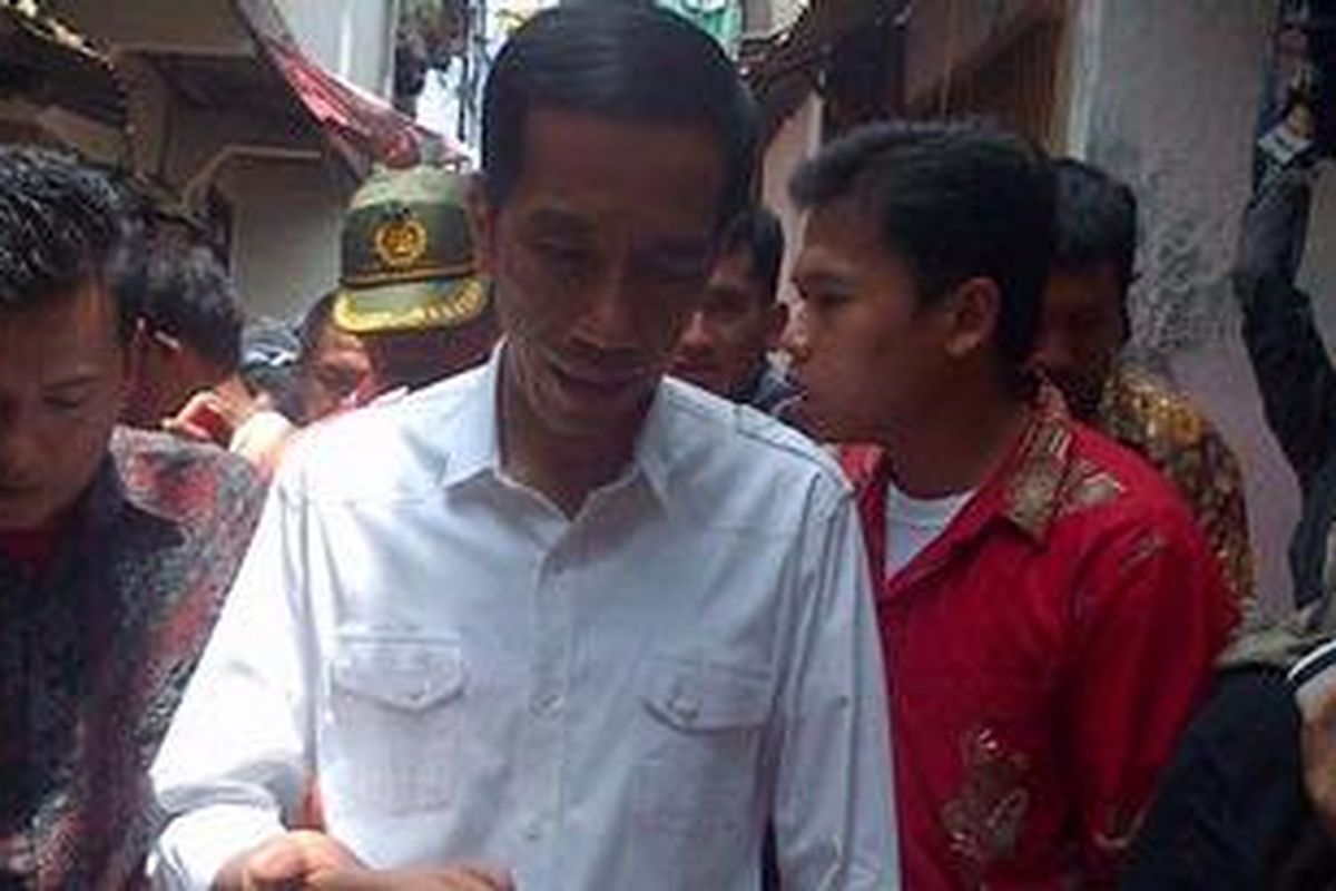 Gubernur DKI Jakarta, Joko Widodo memantau tanggul kali Sekertaris, RT 5 RW 2 kampung Guji Baru, Duri Kepa, Kebon Jeruk, Jakarta Barat. Kunjungan ini dilakukan pada Sabtu (5/1/2013).