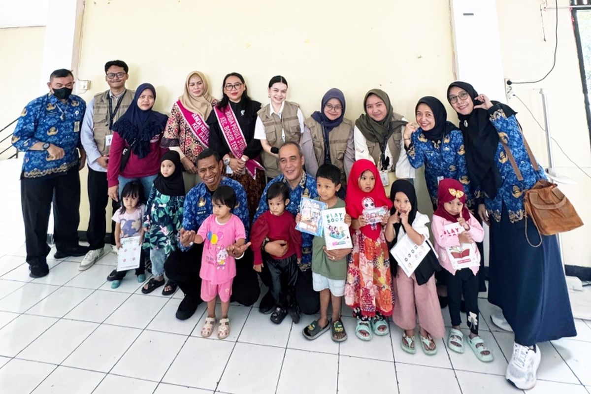 Bumi Aki Group bersama pelanggan membagikan makanan bergizi dan edukasi tentang pola makan sehat serta kebersihan lingkungan untuk atasi stunting di Bogor. 