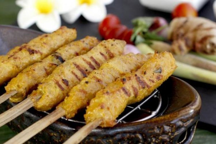 Sate lilit khas Bali disajikan dalam Balinese Galore Food Festival, DoubleTree by Hilton Jakarta. 