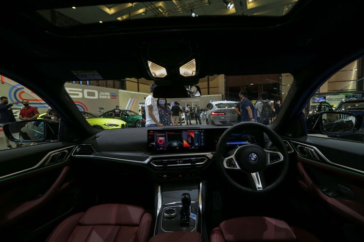 Kabin mobil listrik BMW i4 dipamerkan pada ajang Gaikindo Indonesia International Auto Show (GIIAS) yang digelar di ICE, BSD, Tangerang Selatan.