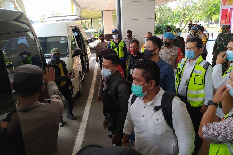 Beberapa anggota keluarga kecelakaan pesawat Sriwijaya Air sedang menuju salah satu mobil yang telah disiapkan untuk berangkat ke tempat penginapan, Senin (11/1/2021).