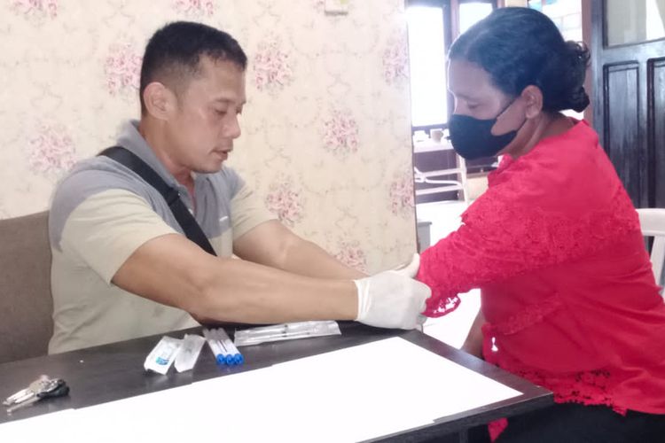 Photo Pasutri Asal Sumba Barat Daya, NTT Saat diambil Sampel untuk Tes DNA