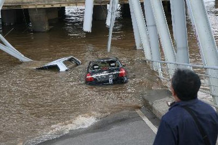 Jembatan ambruk
Tim dari Kementerian Pekerjaan Umum menyelidiki penyebab runtuhnya Jembatan Kartanegara dengan latar belakang dua mobil yang masih terendam, di Tenggarong, Kutai Kartanegara, Kalimantan Timur, Minggu (27/11/2011).