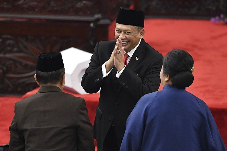 Ketua MPR terpilih Bambang Soesatyo (tengah) memberi salam dalam Sidang Paripurna MPR di Kompleks Parlemen, Senayan, Jakarta, Kamis (3/10/2019). Sidang Paripurna tersebut menetapkan Bambang Soesatyo sebagai Ketua MPR periode 2019-2024 dengan Wakil Ketua, Ahmad Basarah dari Fraksi PDI Perjuangan, Ahmad Muzani dari Fraksi Partai Gerindra, Lestari Moerdijat dari Fraksi Partai Nasdem, Jazilul Fawaid dari Fraksi Partai Kebangkitan Bangsa, Syarief Hasan dari Fraksi Partai Demokrat, Zulkifli Hasan dari Fraksi Partai Amanat Nasional, Hidayat Nur Wahid dari Fraksi Partai Keadilan Sejahtera, Arsul Sani dari Fraksi Partai Persatuan Pembangunan dan Fadel Muhammad dari Kelompok DPD di MPR.