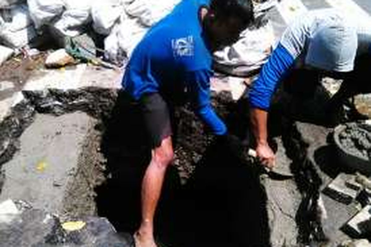 Tumpukan karung pasir yang ditemukan oleh petugas Dinas Tata Air DKI Jakarta di gorong-gorong Jalan MH Thamrin, tepatnya di depan Bangkok Bank.