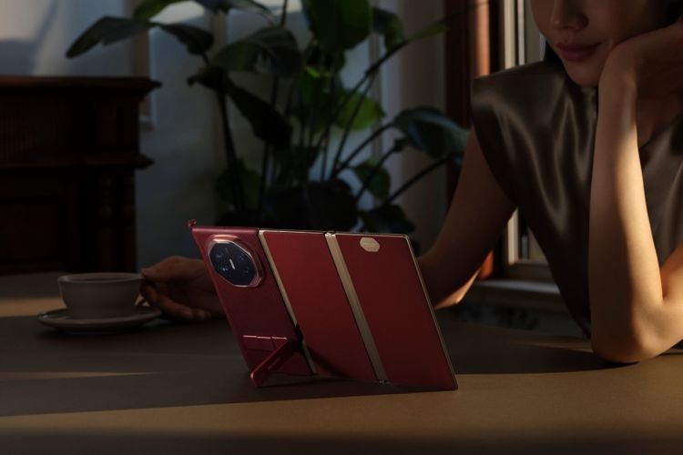 Mate XT menjadi penyangga andal untuk menikmati konten visual berkat desain tri-lipat yang revolusioner. 