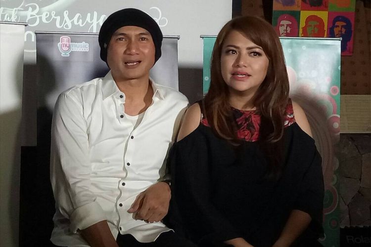 Anji dan Wina Natalia diabadikan saat jumpa pers peluncuran single Bidadari Tak Bersayap di kawasan Pangeran Antasari, Jakarta Selatan, Rabu (17/5/2017),