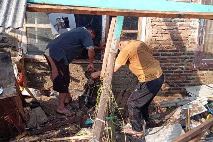 Gudang produk alumunium keperluan lebaran di Tanjung Karang Timur ambruk diterjang banjir, Jumat (15/4/2022) malam. Hujan deras yang terjadi di sebagian wilayah Kota Bandar Lampung dikabarkan berdampak di pesisir sungai.