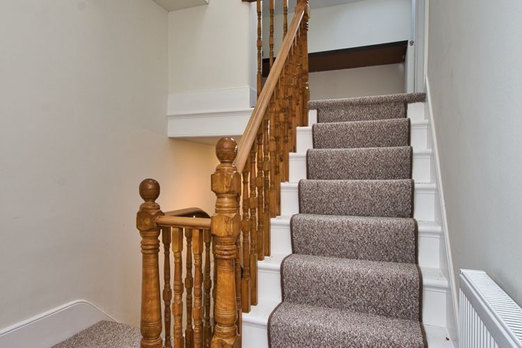 Ilustrasi tangga, Ilustrasi tangga berkarpet. 