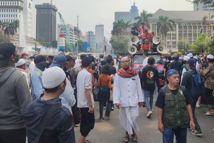 Sejumlah gabungan organisasi masyarakat (ormas) Islam yang mengatasnamakan Gerakan Nasional Pembela Rakyat (GNPR) menggelar aksi demonstrasi 411 di kawsan Patung Kuda Arjuna Wijaya, Jakarta Pusat, Jumat (4/11/2022). 